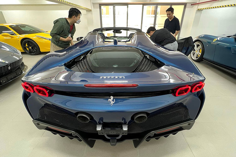 Về cơ bản, Ferrari SF90 Spider cỉa Cường Đô la không có quá nhiều sự khác biệt so với bản Stradale đã có tới ba chiếc lăn bánh tại Việt Nam. Với thiết kế đậm chất thể thao và mang phong cách hoàn toàn mới, SF90 Spider nhanh chóng thu hút được giới chơi xe trên toàn cầu – đặc biệt là thị trường châu Âu hay Bắc Mỹ.