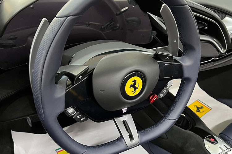 Hệ thống mui xếp trên Ferrari SF90 Spider có khả năng cách âm và không bị ảnh hưởng khi vận hành ở tốc độ cao nhưng vẫn mang đến không gian thoải mái đặc biệt cho hành khách. Cấu tạo mui nhỏ gọn, đơn giản và khá nhẹ, có thể đóng/mở trong vòng 14 giây ngay cả khi xe đang di chuyển.