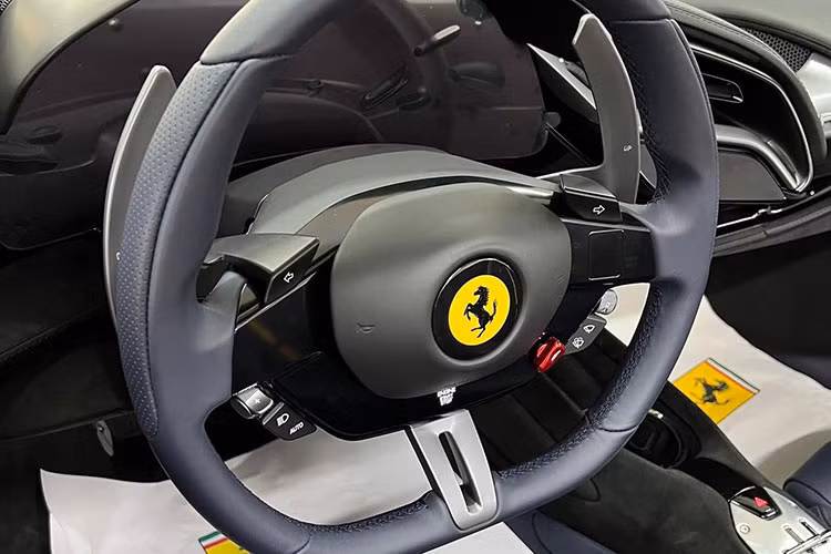 Hệ thống mui xếp trên Ferrari SF90 Spider có khả năng cách âm và không bị ảnh hưởng khi vận hành ở tốc độ cao nhưng vẫn mang đến không gian thoải mái đặc biệt cho hành khách. Cấu tạo mui nhỏ gọn, đơn giản và khá nhẹ, có thể đóng/mở trong vòng 14 giây ngay cả khi xe đang di chuyển.