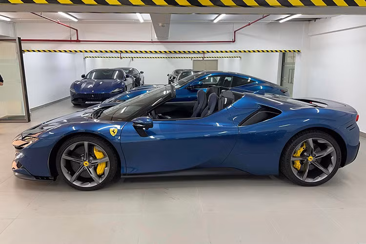 Đáng chú ý, đây không phải là chiếc Ferrari SF90 Spider tại Việt Nam đầu tiên, bởi trước đó đã có một chiếc thuộc bản mui trần có mặt tại trung tâm đăng kiểm khí thải ở Hà Nội (dành cho những mẫu xe lần đầu về nước ta) và sở hữu màu sơn đỏ tươi Rosso Corsa – trong khi chiếc của đại gia siêu xe đình đám Việt Nam này mang màu xanh dương Blu tour de France.