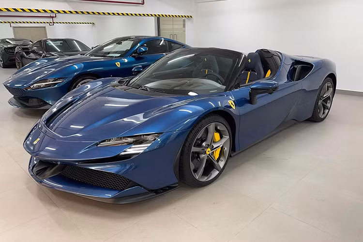 Một chi tiết để phân biệt biến thể mui trần (Spider) với biến thể mui cứng (Stradale) của mẫu Ferrari SF90 là ăng-ten vây cá mập không đặt trên mui xe, thay vào đó nằm ở vị trí phía trước nắp động cơ (phần nắp khoang chứa mui xe khi đóng). Không như những “người anh em” Spider khác có nắp động cơ kín, SF90 mui trần vẫn giữ nguyên nắp động cơ trong suốt từ bản Stradale.