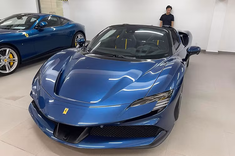 Ferrari SF90 Spider được trang bị hệ truyền động plug-in-hybrid gồm động cơ V8 4.0L tăng áp kép sản sinh công suất 796 mã lực và ba động cơ điện – hai ở trục trước và một ở phía sau, nâng tổng sức mạnh đạt được lên đến 986 mã lực và mô-men xoắn cực đại 800 Nm. Nhờ đó, xe có thể tăng tốc từ 0-100 km/h chỉ trong 2,5 giây và mất 7,0 giây từ 0-200 km/h. 