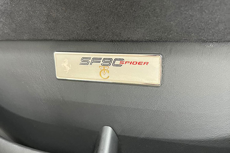 Trên chiếc Ferrari SF90 Spider mới này, Cường Đô la đã yêu cầu cá nhân hóa một chi tiết thể hiện cho riêng mình ở trong nội thất. Trong đó, logo CT (tên viết tắt của Cường - Trang và còn là logo chuỗi nhà hàng của doanh nhân này cùng vợ đang kinh doanh) không còn xuất hiện dưới dạng dán đề-can mà được hãng Ferrari khắc trên 1 tấm huy hiệu có logo của hãng, tên phiên bản xe.