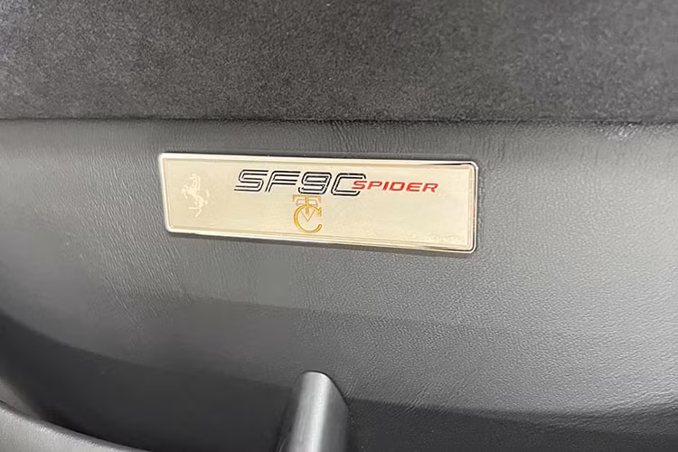 Trên chiếc Ferrari SF90 Spider mới này, Cường Đô la đã yêu cầu cá nhân hóa một chi tiết thể hiện cho riêng mình ở trong nội thất. Trong đó, logo CT (tên viết tắt của Cường - Trang và còn là logo chuỗi nhà hàng của doanh nhân này cùng vợ đang kinh doanh) không còn xuất hiện dưới dạng dán đề-can mà được hãng Ferrari khắc trên 1 tấm huy hiệu có logo của hãng, tên phiên bản xe.