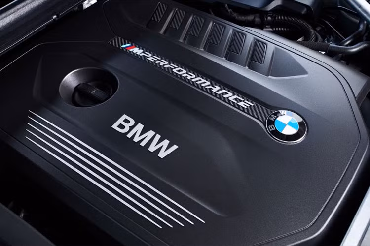 BMW X4 2019 còn có thêm phiên bản hiệu xuất M40i, trang bị động cơ tăng áp I6 3,0 lít, với công suất 355 mã lực và mô-men xoắn 495 Nm, cho phép chiếc xe tăng tốc 0-96 km/h trong 4,6 giây. Hệ thống treo thích ứng được điều chỉnh vững chắc hơn và hệ thống phanh M Sport lớn hơn là trang bị tiêu chuẩn.