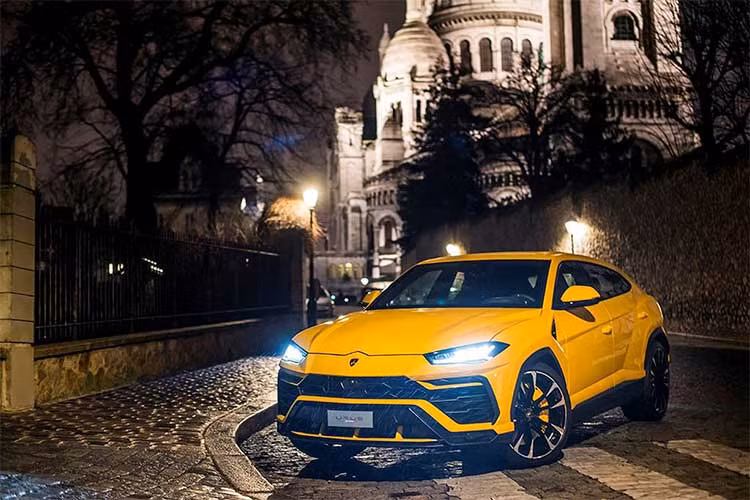 Lamborghini Urus là một chiếc siêu xe SUV sang trọng bậc nhất nhưng lại sở hữu sức mạnh cũng như khả năng vận hành của một siêu xe thể thao đích thực, đem lại trải nghiệm cực kỳ khác biệt trước nay cho cả người lái lẫn hành khách ngồi trong.