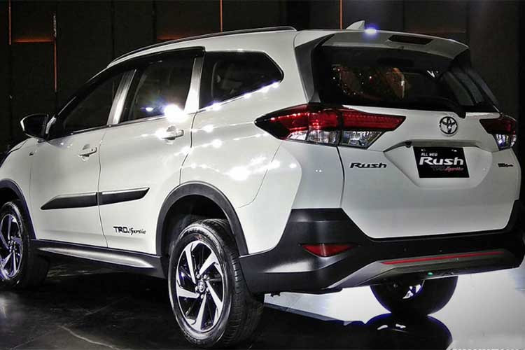 Tất cả phiên bản Toyota Rush 2018 đều sử dụng động cơ xăng Dual VVT-i 2NR mới 1,5L từ Avanza, kết hợp cùng hộp số sàn 5 cấp hoặc hộp số tự động 4 cấp cho ra công suất cực đại 141,4 mã lực tại vòng tua 6.000 vòng/phút và momen xoắn cực đại 136 Nm tại 4.200 vòng/phút.