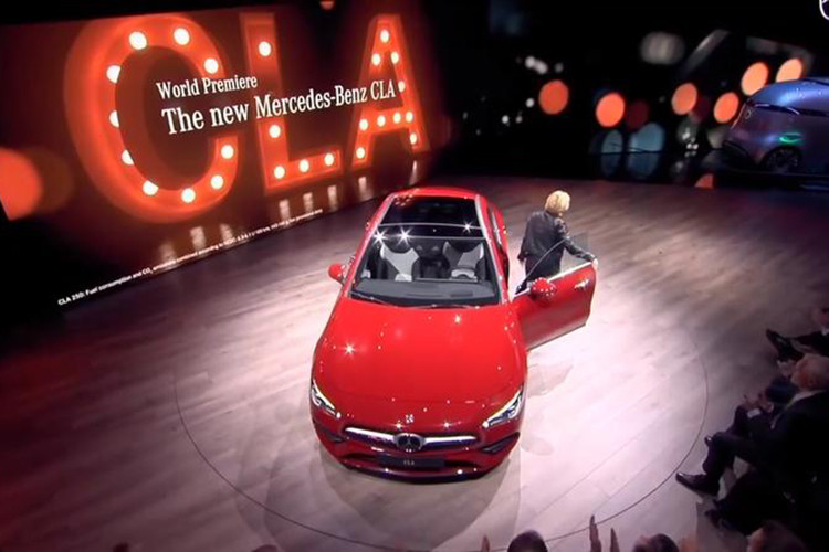 Các nâng cấp đáng chú ý trên Mercedes CLA Coupe thế hệ mới là khoảng cách giữa hai bánh trước của xe rộng hơn 63mm, bánh sau là 53mm, trọng tâm của xe cũng được hạ thấp. Mercedes cho biết CLA Coupe thế hệ thứ hai là mẫu xe cỡ nhỏ rất "hot" của hãng ở thời điểm hiện tại.