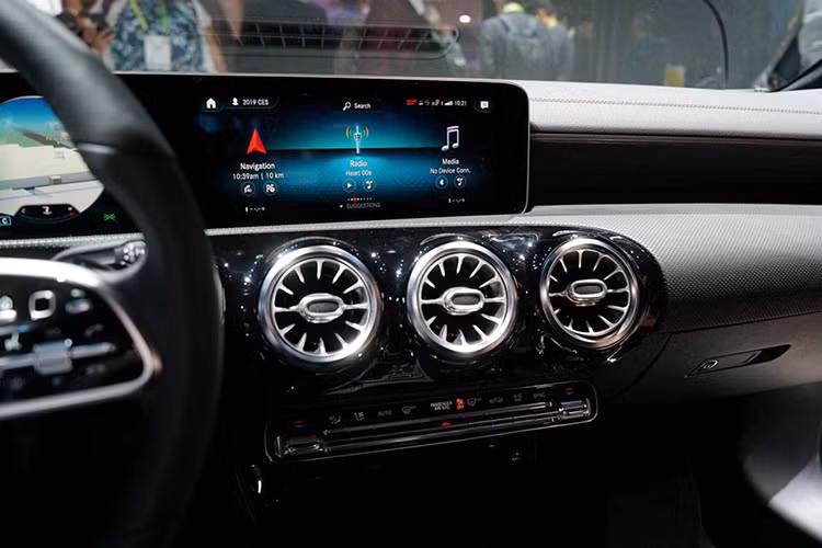 Màn hiển thị điều khiển cho người lái được trải rộng với độ phân giải cao, điều khiển cảm ứng chạm, hiển thị định vị dẫn đường với công nghệ thực tế ảo, kết hợp điều khiển giọng nói… Đặc biệt lần đầu tiên, CLA có thể vận hành bán tự động trong một số tình huống. Các hệ thống camera và radar của xe có tầm kiểm soát lên tới 500 mét phía trước, sử dụng các dữ liệu bản đồ và định vị cho các chức năng hỗ trợ lái.