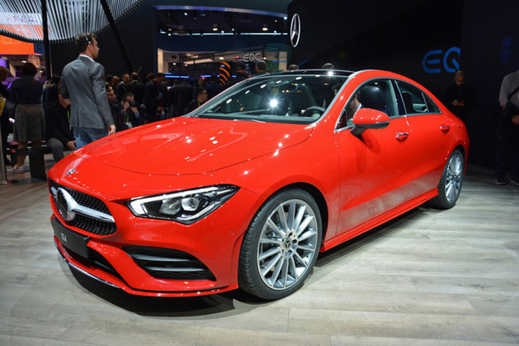 Mercedes vừa chính thức giới thiệu mẫu CLA Coupe thế hệ mới tại triển lãm CES 2019 đang diễn ra tại Las Vegas với rất nhiều hứa hẹn. Mẫu xe Mercedes-Benz CLA 2020 hoàn toàn mới sẽ vẫn duy trì phong cách thiết kế sedan coupe trẻ trung, và trông giống như một phiên bản thu nhỏ của dòng CLS 2019 đã ra mắt vào năm ngoái.
