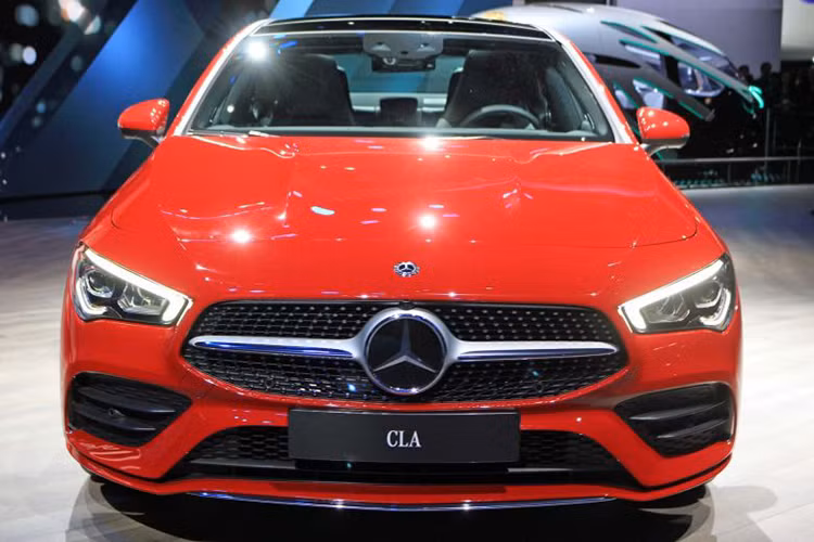 CLA mới vẫn thừa hưởng những đặc tính tối ưu đó với hệ số cản khí động Cd 0.23. Hãng xe sang Mercedes-Benz cũng trang bị cho CLA mới tùy chọn hệ thống đèn pha MULTIBEAM LED – đèn pha thông minh giúp tối ưu tầm quan sát cho người lái trong đêm tối và còn chủ động thay đổi thích ứng với tình huống giao thông, tránh lóa mắt.