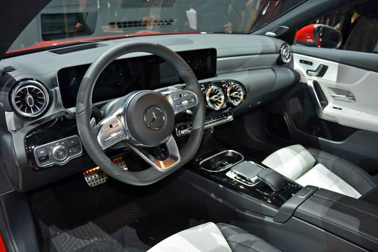Nội thất của CLA Coupe thế hệ mới đem đến sự bứt phá về thiết kế và độ sang trọng. Thiết kế nội thất và công nghệ trên CLA thế hệ mới cũng được áp dụng công nghệ là MBUX – Mercedes-Benz User Experience. Điểm độc đáo của hệ thống đa phương tiện này là khả năng nghiên cứu học hỏi nhờ vào “trí tuệ nhân tạo” – AI. 