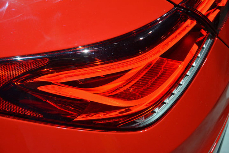 Bên cạnh đó, CLA mới cũng sẽ được trang bị hệ thống treo đa liên kết nhằm giảm độ rung và ồn, thanh giằng chống lật ở hệ thống treo lớn hơn, tăng độ chắc chắc cho xe khi vào cua. Khách hàng có nhu cầu có thể trang bị hêm hệ thống giảm chấn thích ứng cho xe. 