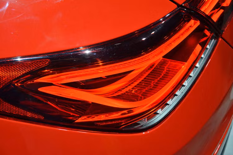 Bên cạnh đó, CLA mới cũng sẽ được trang bị hệ thống treo đa liên kết nhằm giảm độ rung và ồn, thanh giằng chống lật ở hệ thống treo lớn hơn, tăng độ chắc chắc cho xe khi vào cua. Khách hàng có nhu cầu có thể trang bị hêm hệ thống giảm chấn thích ứng cho xe. 