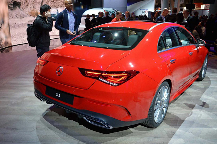 Mỗi đèn pha cuả Mercedes CLA 2020 mới sẽ bao gồm 18 bóng LED điều khiển độc lập. Tiêu chuẩn xe được trang bị đèn pha halogen với đèn LED định vị sáng ban ngày. Đèn hậu của xe hoàn toàn là đèn LED.