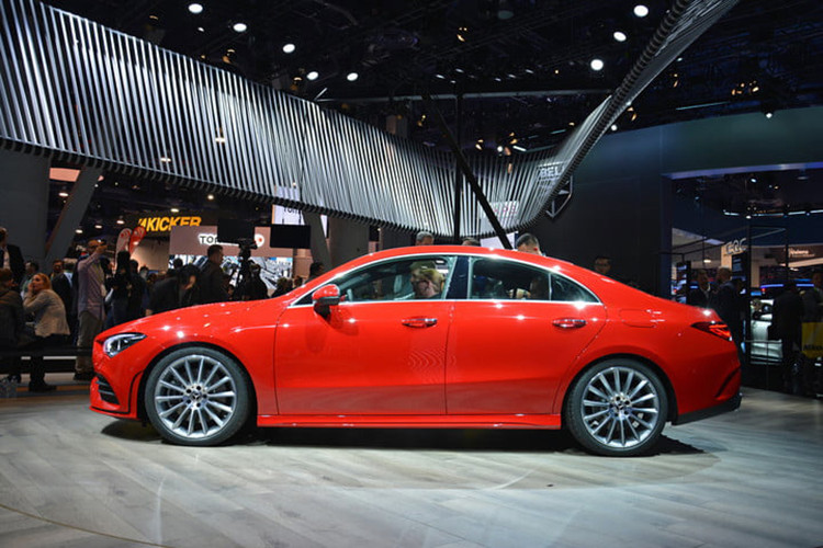 Mẫu coupe 4 cửa mới của Mercedes có kích thước tổng thể Dài x Rộng ở mức 4.688mm x 1.830mm. So với thế hệ cũ, CLA Coupe thế hệ mới sẽ dài hơn 48mm và rộng hơn 53mm, chiều dài cơ sở của xe cũng dài hơn 30mm so với thế hệ cũ. Nhờ thay đổi này mà không gian bên trong xe cũng sẽ rộng hơn thấy rõ so với mẫu xe tiền nhiệm.