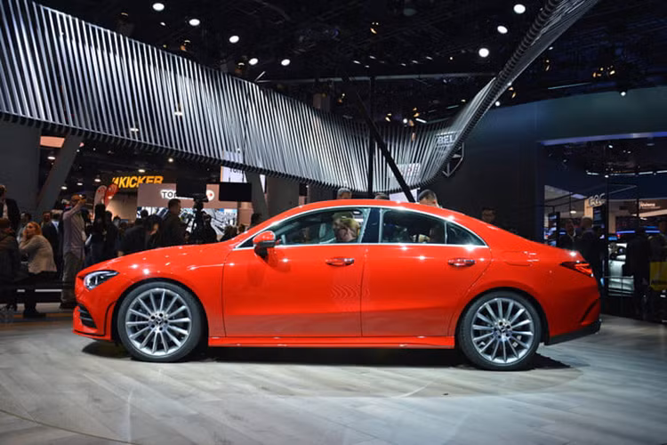 Mẫu coupe 4 cửa mới của Mercedes có kích thước tổng thể Dài x Rộng ở mức 4.688mm x 1.830mm. So với thế hệ cũ, CLA Coupe thế hệ mới sẽ dài hơn 48mm và rộng hơn 53mm, chiều dài cơ sở của xe cũng dài hơn 30mm so với thế hệ cũ. Nhờ thay đổi này mà không gian bên trong xe cũng sẽ rộng hơn thấy rõ so với mẫu xe tiền nhiệm.