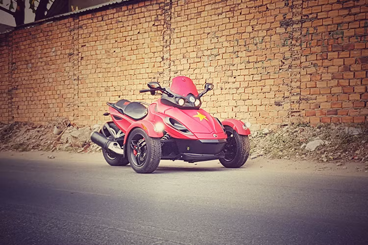 Xuất hiện lần đầu trên thế giới vào cuối năm 2006 với phiên bản thử nghiệm có tên là Three - Wheller, ngày 7/2/2007, siêu môtô 3 bánh Can-am Spyder chính thức được sản xuất và phân phối dưới thương hiệu của Rotax với cái tên đầy đủ là Bombardier Can-am Spyder Rotax 990.