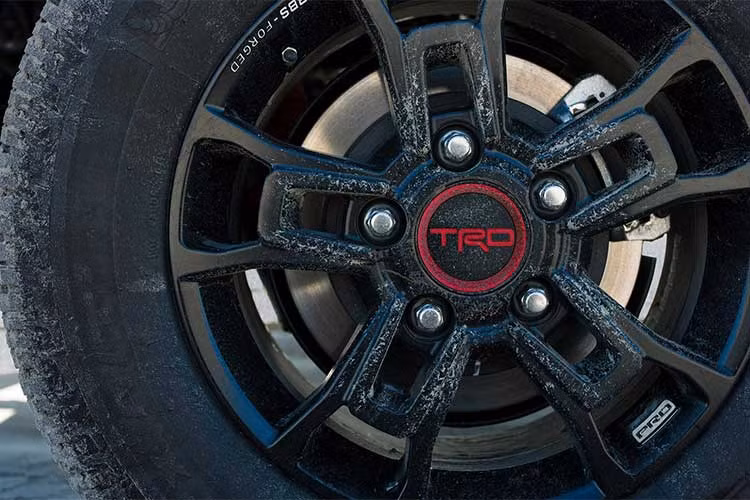 Ở phiên bản nâng cấp của mẫu xe Toyota TRD Pro 2019, mẫu xe bán tải Tacoma đã được trang bị hệ thống treo với phuộc Fox Internal Bypass 2.5 inch trước sau sử dụng piston hành trình 46mm cho khả năng vận hành vượt địa hình tốt hơn rất nhiều so với trước đây.