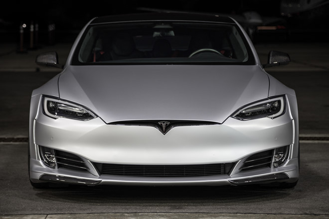 Tesla Model S P100D mới chính là mẫu xe nhanh nhất của Tesla tính tới thời điểm hiện tại với thời gian tăng tốc 0-100 km/h là 2,28 giây, phá vỡ mốc kỷ lục 2,3 giây của Motor Trend và nhanh hơn bất kỳ mẫu sedan thương mại nào từng được tạp chí này thử nghiệm.