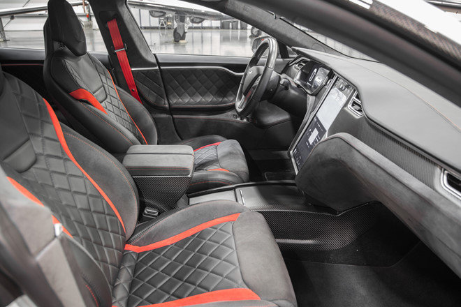 Hệ thống "Plug-n-Play High Performance Shocks" của chiếc siêu xe điện Mỹ cũng do Unplugged Performance phát triển là trang bị bổ sung đã được tinh chỉnh dành cho Model S-APEX P100D, nhưng vẫn tương thích với hệ thống treo khí nén có thể nâng hạ gầm của Tesla.