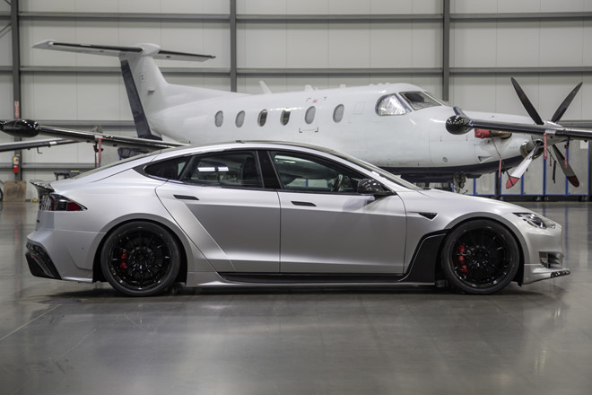 Chiếc Model S P100D nằm trong chương trình "S-APEX Complete Vehicle Program" của Unplugged Performance, nổi bật nhờ bộ body kit thân rộng làm tăng chiều rộng của xe thêm 40 mm nhô ra từ vòm bánh xe. Gói body kit gồm 19 bộ phận khác nhau được làm từ sợi carbon bố trí ở phía ngoài và cả trong khoang nội thất.