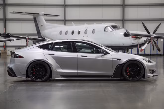 Chiếc Model S P100D nằm trong chương trình "S-APEX Complete Vehicle Program" của Unplugged Performance, nổi bật nhờ bộ body kit thân rộng làm tăng chiều rộng của xe thêm 40 mm nhô ra từ vòm bánh xe. Gói body kit gồm 19 bộ phận khác nhau được làm từ sợi carbon bố trí ở phía ngoài và cả trong khoang nội thất.