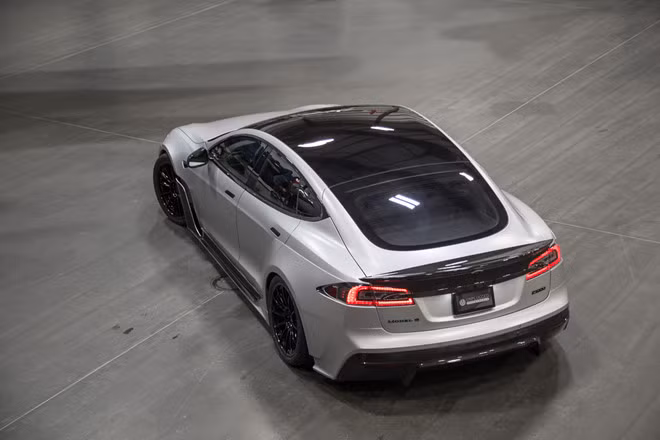 Ngoài ra, Model S-APEX P100D còn trang bị hệ thống treo thể thao, phanh gốm carbon và bánh xe siêu nhẹ. Mâm xe tùy chọn có sẵn với ba kích thước 12, 20 và 21 inch. Viền mâm xe 20 inch sử dụng ống carbon bọc quanh nhằm làm giảm mô-men quán tính lên tới 50 %.