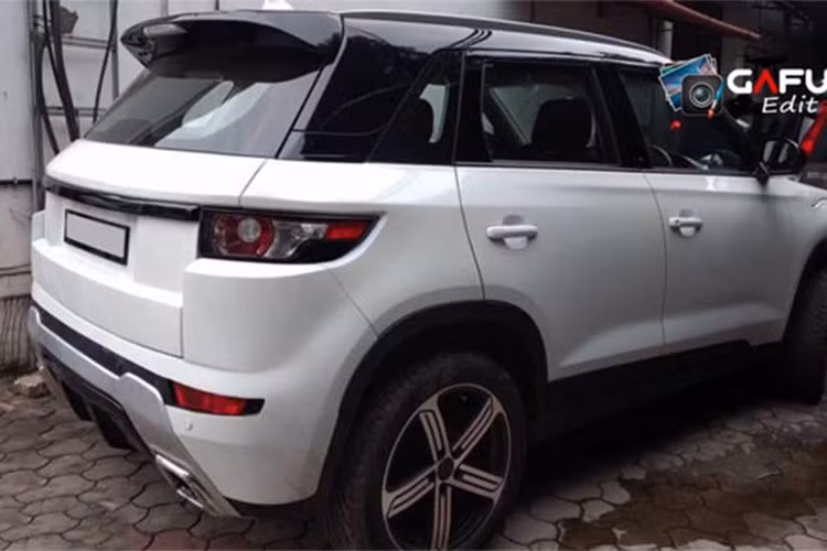 Những hình ảnh cho thấy ngoại thất chiếc Suzuki Vitara độ này đã biến hình hoàn toàn thành chiếc xe mới từ mũi xe bao gồm cản trước, đèn pha projector và tản nhiệt y hệt như bản Range Rover Evoque gốc.