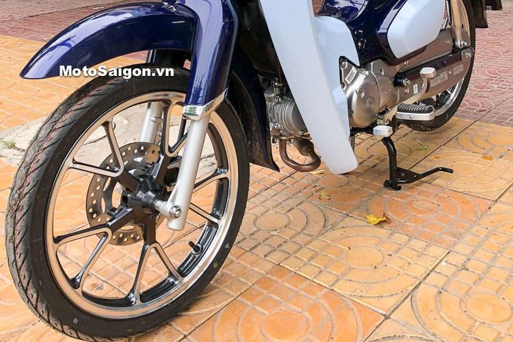 Thay vì vành nan, chiếc xe có cặp bánh bằng nhôm đúc 5 cánh kép đẹp mắt, nhưng vẫn sử dụng phanh đùm quen thuộc. Bộ giảm xóc giò gà đặc trưng của Cub đã được Honda làm mới lại để trở thành dạng up side down cao cấp, loại bỏ hoàn toàn hiện tượng bánh trước bị "rướn" lên khi phanh gấp của chiếc Cub nguyên bản đời cũ trước đây.