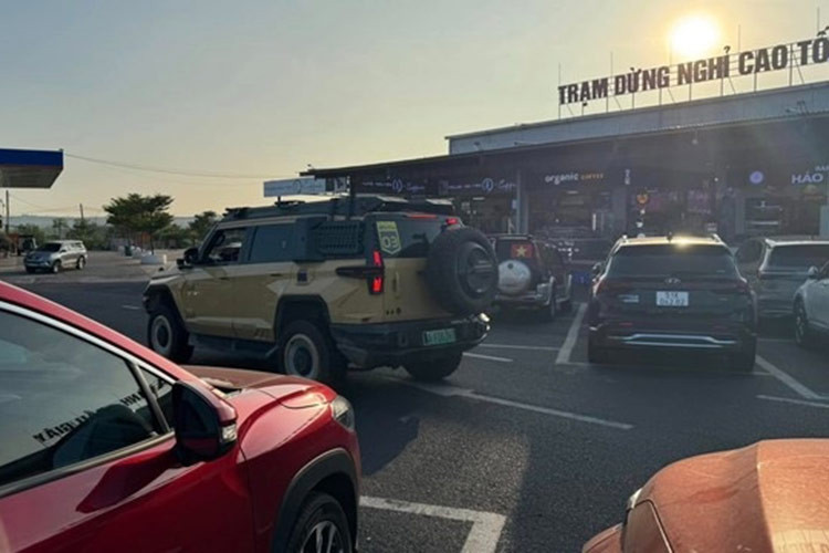 Theo những hình ảnh được ghi nhận, đoàn xe dừng tại một trạm dừng chân trên cao tốc Long Thành - Dầu Giây. Điều này khiến nhiều người cho rằng những chiếc xe này thuộc phiên bản hybrid (EREV) thay vì bản chạy điện hoàn toàn (EV), do cần tiếp nhiên liệu trong hành trình.