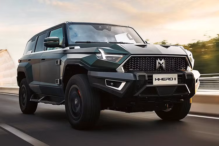 Tại Trung Quốc, mẫu xe SUV Dongfeng Mengshi M-Hero 917 có cả bản truyền thống, hybrid và thuần điện. Khả năng cao đây là xe hybrid hơn vì vừa tới ưu nhiên liệu nhưng vẫn cho hiệu suất gần như xe điện.