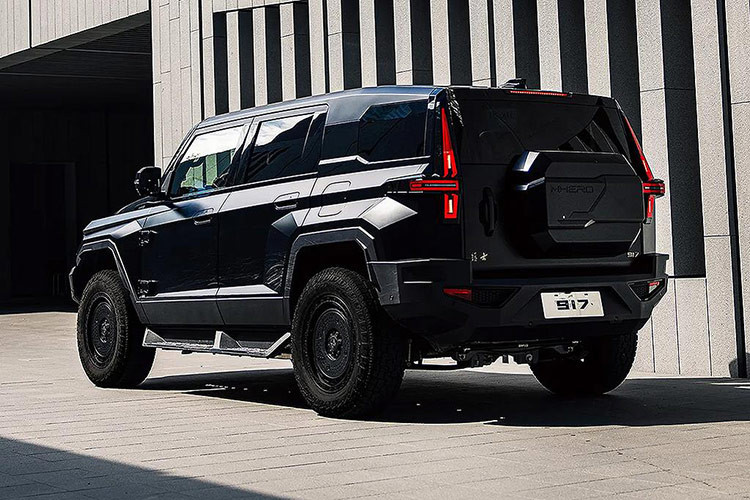 Trong khi đó, phiên bản hybrid EREV được trang bị động cơ DFMC15TP1 1.5T mạnh 145 kW hoạt động như một máy phát năng lượng. Phiên bản này chỉ sử dụng 3 mô-tơ điện thay vì 4 như bản EV, với tổng công suất 804 mã lực. 