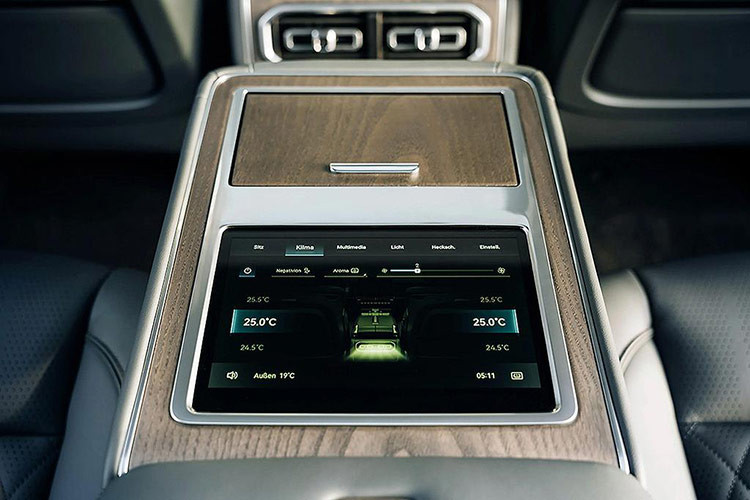 Tuy sở hữu ngoại hình đồ sộ, xe lại sử dụng bộ mâm kích thước 20 inch với lốp 275/65. Ngoại hình của Mengshi M-Hero 917 mang phong cách khá giống những chiếc xe quân sự nhưng lại sử dụng bộ mâm khá nhỏ kích thước chỉ khoảng 20 inch.