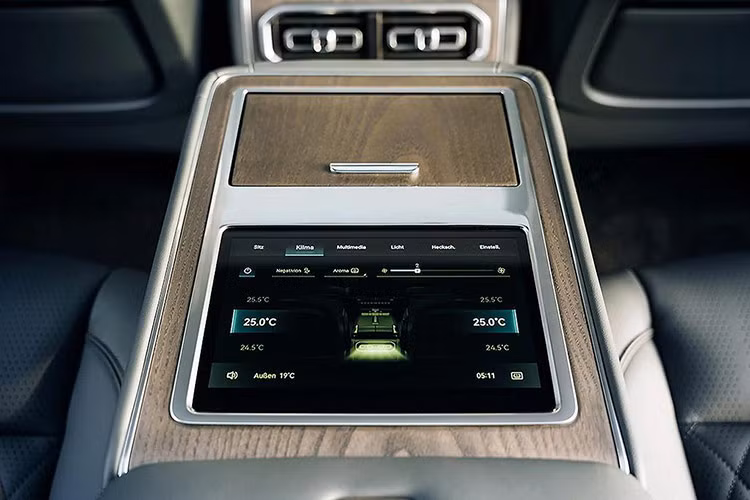 Tuy sở hữu ngoại hình đồ sộ, xe lại sử dụng bộ mâm kích thước 20 inch với lốp 275/65. Ngoại hình của Mengshi M-Hero 917 mang phong cách khá giống những chiếc xe quân sự nhưng lại sử dụng bộ mâm khá nhỏ kích thước chỉ khoảng 20 inch.