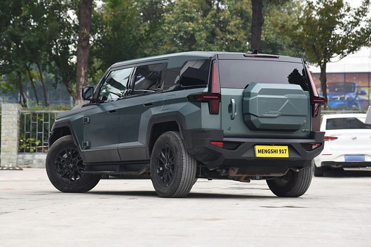 Không chỉ gây ấn tượng bởi ngoại hình, M-Hero 917 còn đáp ứng tiêu chuẩn an ninh khắt khe. Xe được thiết kế dành cho các nhiệm vụ đặc biệt, đạt tiêu chuẩn chống đạn nổ Class B, sử dụng kính TPE chống đạn, lốp run-flat và lớp phủ bảo vệ đặc biệt.