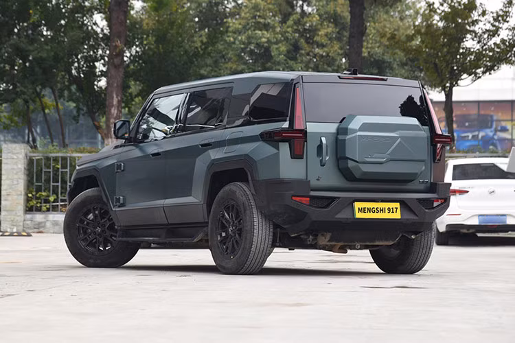 Không chỉ gây ấn tượng bởi ngoại hình, M-Hero 917 còn đáp ứng tiêu chuẩn an ninh khắt khe. Xe được thiết kế dành cho các nhiệm vụ đặc biệt, đạt tiêu chuẩn chống đạn nổ Class B, sử dụng kính TPE chống đạn, lốp run-flat và lớp phủ bảo vệ đặc biệt.