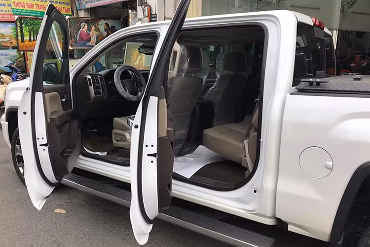 Về động cơ, chiếc bán tải cỡ lớn Sierra 1500 Denali này sử dụng loại EcoTec3 dung tích 5.3 lít V8 công suất tối đa 355 mã lực và mô-men xoắn cực đại 519 Nm. Tại Mỹ, Sierra 1500 còn có tùy chọn động cơ lớn hơn là 6.2 lít V8 420 mã lực. Tất cả đều dùng hộp số 8 cấp AT. Hệ dẫn động 4x4.