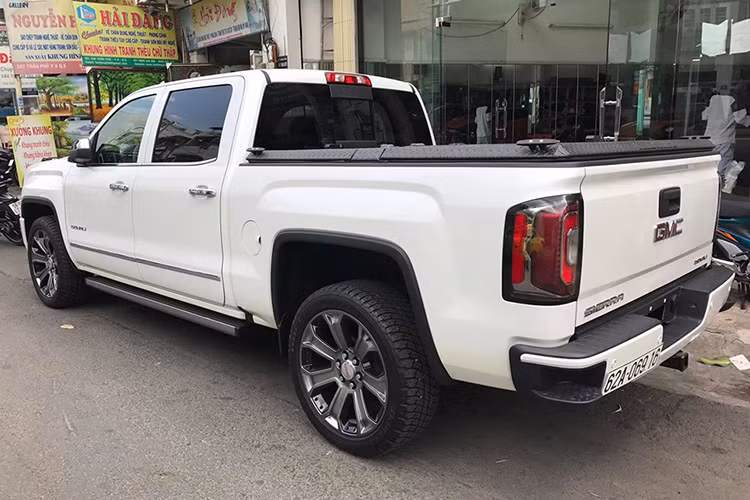 GMC Sierra 1500 phiên bản nhập Mỹ này là phiên bản cao cấp Denali Ultimate. Xe được trang bị bộ đèn chiếu sáng gồm đèn pha, đèn DRL LED, đèn hậu cũng dạng LED. Mâm xe là loại 22 inch 7 chấu sơn xám đi cùng vỏ 285/45R22. Sierra 1500 bản thùng ngắn có chiều dài 5.830 mm, chiều cao là 1.879 mm, chiều rộng nếu tính luôn kính hậu là 2.032 mm, chiều dài cơ sở 3.645 mm.
