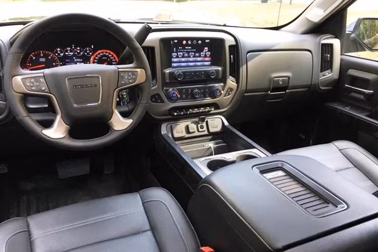 Các trang bị bên trong của mẫu xe bán tải "hàng khủng" này khá hiện đại với ghế da, ghế lái chỉnh điện 12 hướng, hệ thống giải trí với màn hình trung tâm cảm ứng 8 inch giao diện IntelliLink hỗ trợ kết nối USB, AUX, Bluetooth, Apple CarPlay, Navigation, 4G Wi-Fi Hotspot,… cùng hệ thống dàn âm thanh Bose.
