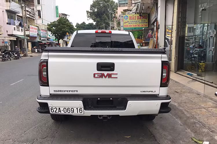 Các trang bị an toàn theo xe gồm có cảnh báo làn đường, cảnh báo va chạm trước, hỗ trợ lên/xuống dốc, hỗ trợ móc kéo, đèn pha thông minh IntelliBeam, cảm biến sau, camera lùi… tất nhiên các loại phanh ABS, EBD, BA hay cân bằng, chống trượt đã là trang bị bắt buộc.