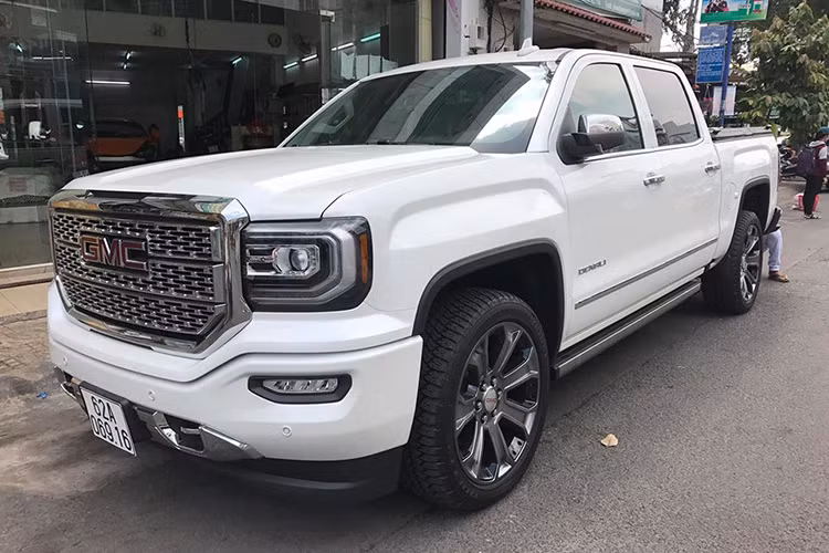 Chiếc siêu bán tải GMC Sierra 1500 Denali với kích thước "khủng" được đưa từ TP HCM về Long An (theo dạng xe nhập Mỹ) sau đó chiếc xe này đã được chủ sở hữu cho ra biển trắng. Mẫu xe bán tải này sở hữu vóc dáng to lớn hơn nhiều so với những mẫu bán tải phổ thông trên thị hiện nay như Ford Ranger hay Nissan Navara...