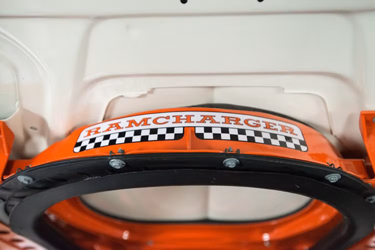 Ngoài thân xe được làm gần như mới, cỗ máy của nó cũng được các tay thợ phục chế bằng các bộ phận gần như nguyên bản.