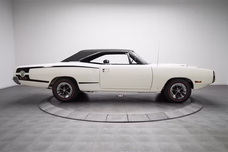Tính tổng thể, Dodge Coronet Super Bee được sản xuất với 599 chiếc được trang bị hộp số sàn và 473 chiếc có hộp số tự động. Chiếc xe trong bài đã được phục chế lại nguyên bản.