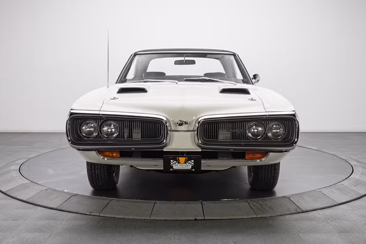 Đầu xe được thiết kế cực ngầu với hai phần lưới tản nhiệt và đèn pha được tách đôi khá lạ mắt.