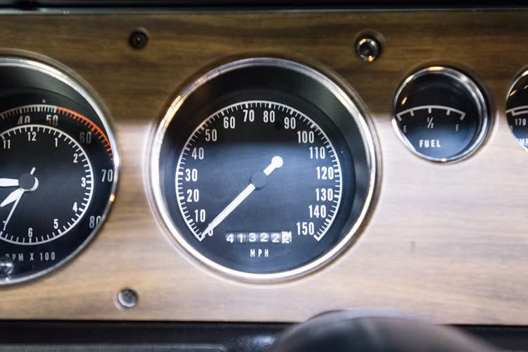 Cụm đồng hồ công tơ mét nguyên bản như mới đủ thấy người sưu tầm giữ gìn và trân trọng nó như thế nào.