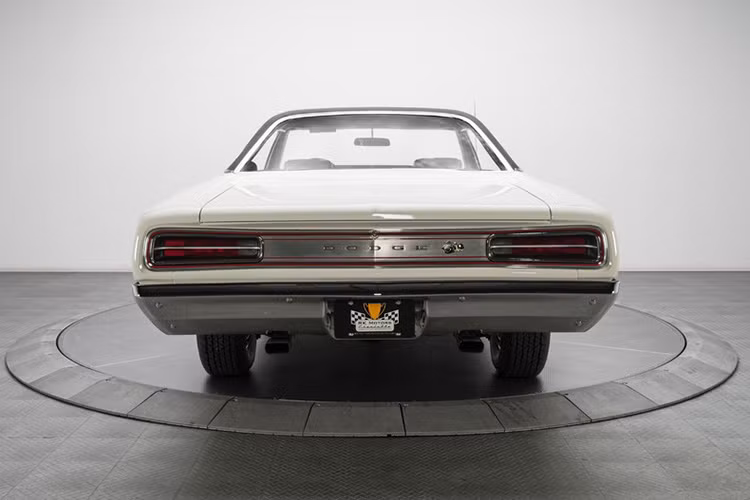 Đuôi xe Dodge Coronet Super Bee với 3 màu; trắng, đỏ và đen - được kéo dài mang đúng chất Mỹ.