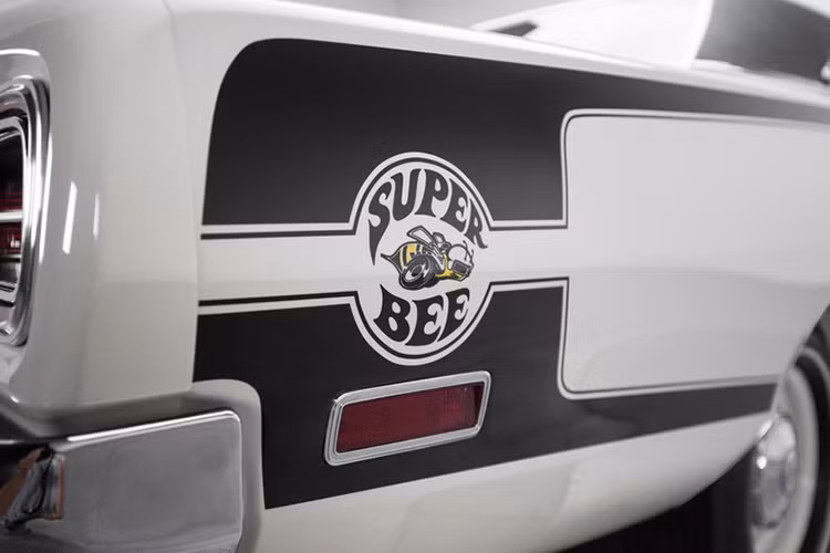 Thân xe với biểu tượng con ông bắp cày "super bee" đang phi với tốc độ cực mạnh - cũng chính là cái tên mà hãng đặt cho chiếc xe.