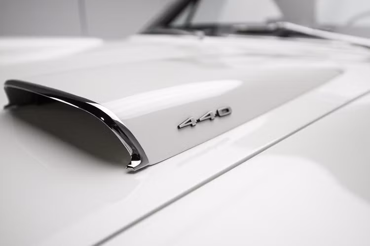 Hốc gió phí trước xe được thiết kế khá đơn giản trên nắp ca pô nhưng lại cực đẹp. Trên hốc gió của nắp ca ppo được đánh số hiệu 440 của xe.