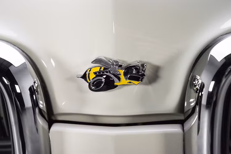 Chính giữa đầu xe cũng lại là một logo của "siêu ong bắp cày".